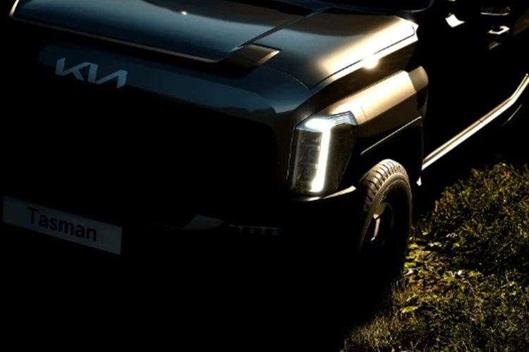 Dựa vào một video ngắn được chia sẻ trên mạng xã hội trước đây có thể thấy cấu hình nội thất của Kia Tasman khá giống với EV9. Theo đó, xe có bảng táp lô hiện đại với hai màn hình dường như đồng cỡ 12,3 inch. Bên dưới màn hình giải trí trung tâm là một hàng nút bấm điều khiển các tính năng chính.