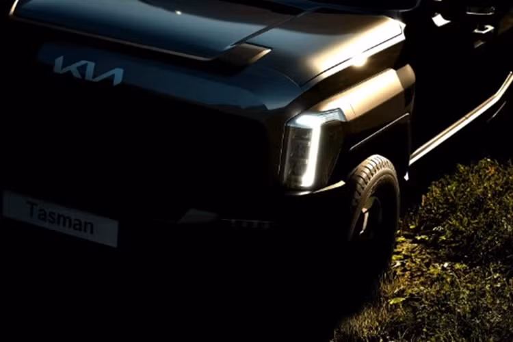 Dựa vào một video ngắn được chia sẻ trên mạng xã hội trước đây có thể thấy cấu hình nội thất của Kia Tasman khá giống với EV9. Theo đó, xe có bảng táp lô hiện đại với hai màn hình dường như đồng cỡ 12,3 inch. Bên dưới màn hình giải trí trung tâm là một hàng nút bấm điều khiển các tính năng chính.