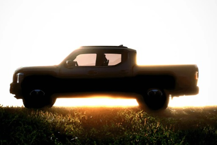 Phía đuôi xe có đèn hậu LED mới đi cùng logo Kia cỡ lớn và huy hiệu Tasman khá lạ mắt. Không rõ mẫu bán tải này được trang bị động cơ gì nhưng trước đây, Kia Australia từng hé lộ Tasman sẽ có tùy chọn động cơ diesel, rất có thể là động cơ tăng áp 4 xi-lanh CRDi 2.2L hiện đang được sử dụng trên một số mẫu xe của hãng.