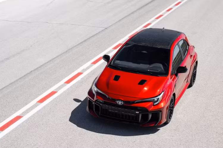 Toyota GR Corolla 2025 thế hệ mới được tinh chỉnh hệ thống treo, lắp thêm lò xo Rebound Spring cho giảm xóc trước và sau, đi cùng bộ vi sai chống trượt Torsen LSD Limited Slip.