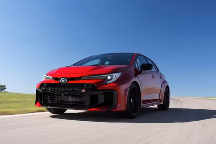 Tất cả những cải tiến này không chỉ giúp GR Corolla 2025 trông thể thao hơn mà còn cải thiện đáng kể hiệu suất khí động học, góp phần nâng cao khả năng vận hành tổng thể của xe.