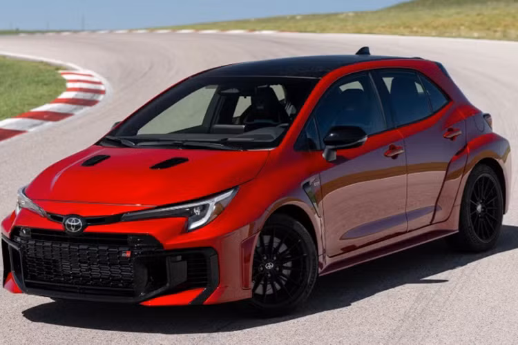 Phần lưới tản nhiệt được mở rộng với các khe hút gió lớn hơn giúp cải thiện khả năng làm mát cho động cơ và hệ thống phanh. Ngoài cản trước, GR Corolla 2025 còn có phần ốp bên hông xe được tinh chỉnh để giảm thiểu sức cản không khí, trong khi cánh gió sau được thiết kế lại để tạo ra lực ép xuống tốt hơn ở tốc độ cao.