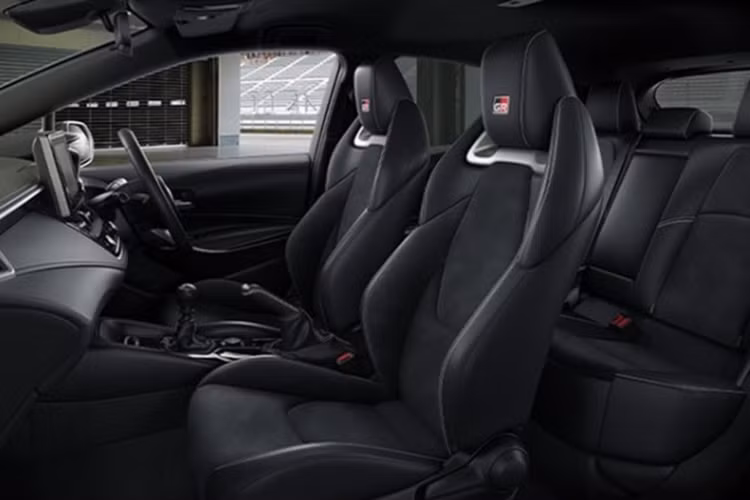 Ở phiên bản mới, xe được bổ sung màu sơn ngoại thất EMOTIONAL RED II và Black mới. Muốn sở hữu tùy chọn màu ngoại thất này, người dùng phải chi thêm 250.000 Baht (184,8 triệu đồng).