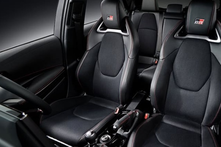 Về nội thất, bên trong khoang cabin của Toyota Corolla GR 2025 là các trang bị tiện ích như: ghế ngồi bọc da lộn xen kẽ da màu đen và màn hình thông tin giải trí hỗ trợ kết nối Apple CarPlay/Android Auto không dây…