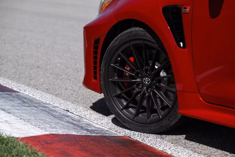 Cung cấp sức mạnh cho xe là động cơ 1.6L tăng áp 3 xi-lanh cho công suất 300 mã lực tại 6.500 vòng/phút, mô-men xoắn cực đại 400 Nm tại tua máy. 3.000-5.500 vòng/phút. Động cơ kết hợp với hộp số tự động 8DAT mới và hệ dẫn động 4 bánh.