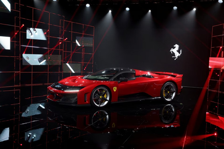 Tại Hoa Kỳ, giá xe Ferrari F80 bắt đầu ở mức 4 triệu đô la, và tất nhiên, xe sẽ có giá cao hơn nhiều khi khách hàng bắt đầu cá nhân hóa và đặt hàng các tùy chọn đắt tiền. Dù vậy, nó cũng sẽ không thể nào vượt qua được con số đáng kinh ngạc là 6,3 triệu đô la (hơn 147 tỷ đồng) mà đại lý xe ở Đức đang cố gắng chào bán khách hàng.