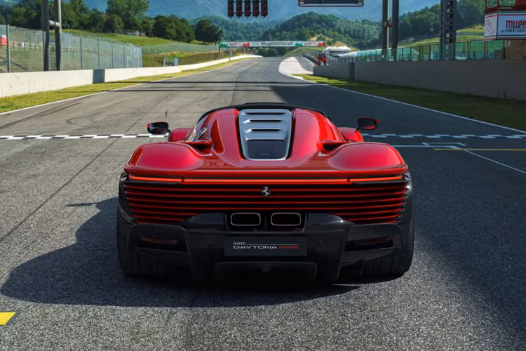 Cũng không loại trừ đại lý này không có suất mua F80 nào, và đây có thể là màn đánh bóng tên tuổi không tốn 1 xu, nhưng Ferrari rất có thể đã để mắt và đưa đại lý vào danh sách đen, dù cho họ có suất mua F80.