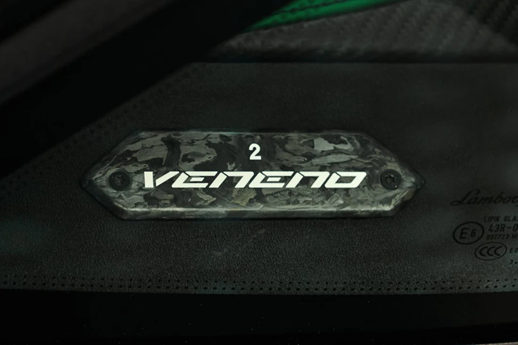 Về Lamborghini Veneno, đây là mẫu xe không dành cho số đông, thậm chí, còn là chiếc Lamborghini đắt đỏ nhất mọi thời đại với giá bán khởi điểm đã 4,5 triệu đô la, tương đương 106 tỷ đồng