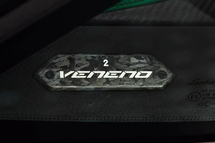 Về Lamborghini Veneno, đây là mẫu xe không dành cho số đông, thậm chí, còn là chiếc Lamborghini đắt đỏ nhất mọi thời đại với giá bán khởi điểm đã 4,5 triệu đô la, tương đương 106 tỷ đồng