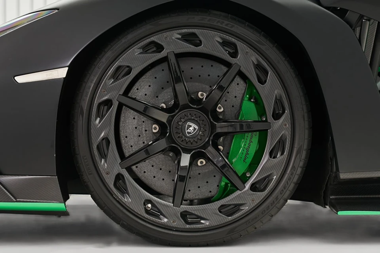 Nếu chiếc siêu xe triệu đô Lamborghini Veneno ở Campuchia là bản coupe, đây thực sự là 1 sự chịu chơi rất lớn của người mua, vì giá bán hiện nay không dưới 9 triệu đô la, tương đương 212 tỷ đồng, số tiền này có thể giúp khách hàng xây dựng 1 garage với khoảng 6 đến chiếc hypercar và megacar.