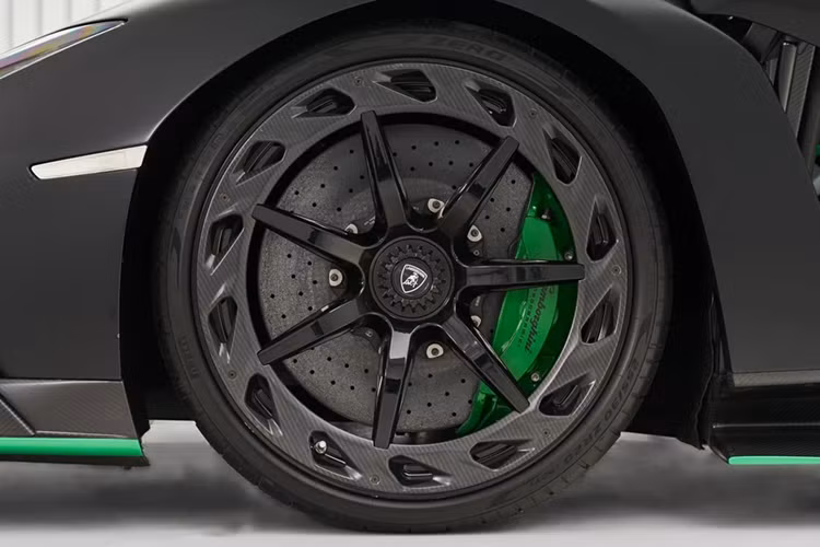 Nếu chiếc siêu xe triệu đô Lamborghini Veneno ở Campuchia là bản coupe, đây thực sự là 1 sự chịu chơi rất lớn của người mua, vì giá bán hiện nay không dưới 9 triệu đô la, tương đương 212 tỷ đồng, số tiền này có thể giúp khách hàng xây dựng 1 garage với khoảng 6 đến chiếc hypercar và megacar.