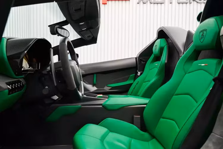 Còn bom tấn đắt đỏ Lamborghini Veneno lại bị bắt gặp che bạt, nằm trong showroom siêu xe của người Việt ở Campuchia. 2 sự trùng hợp này đã khiến nhiều người liên tưởng, Lamborghini Veneno và Koenigsegg Regera sẽ sớm về chung một garage của Hoàng Kim Khánh, nếu điều đó là sự thật, đây là sự điên rồ nhất mà 1 đại gia Việt từng làm.