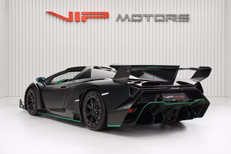 Dòng siêu xe triệu đô Koenigsegg Regera sử dụng hệ dẫn động hybrid với máy xăng V8, Biturbo, dung tích 5.0 lít kết hợp cùng 3 mô-tơ điện cho ra công suất tổng cộng hơn 1.500 mã lực cùng mô-men xoắn cực đại 2.000 Nm.