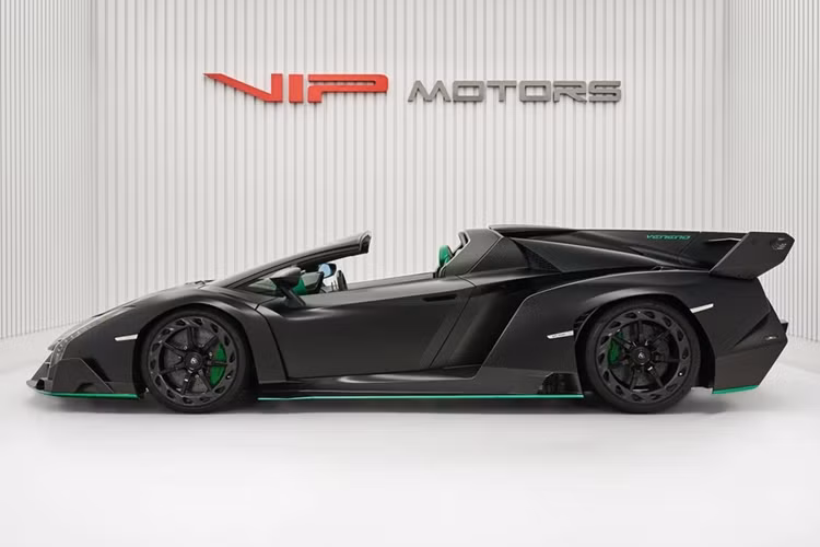 Và chỉ có đúng 14 chiếc xe được chế tạo, với 5 bản coupe và 9 xe mui trần, tuy nhiên, số xe thực tế của Lamborghini Veneno Coupe chỉ có 3 chiếc dành cho khách hàng, 2 xe còn lại thuộc sở hữu của Lamborghini, không bán ra thị trường.