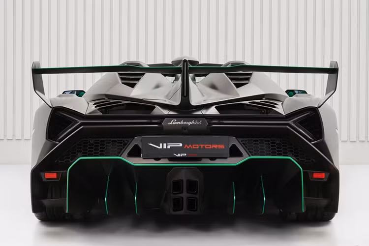 Koenigsegg Regera có khả năng tăng tốc từ vị trí xuất phát lên 100 km/h trong thời gian 2,8 giây trước khi đạt vận tốc tối đa 400 km/h.