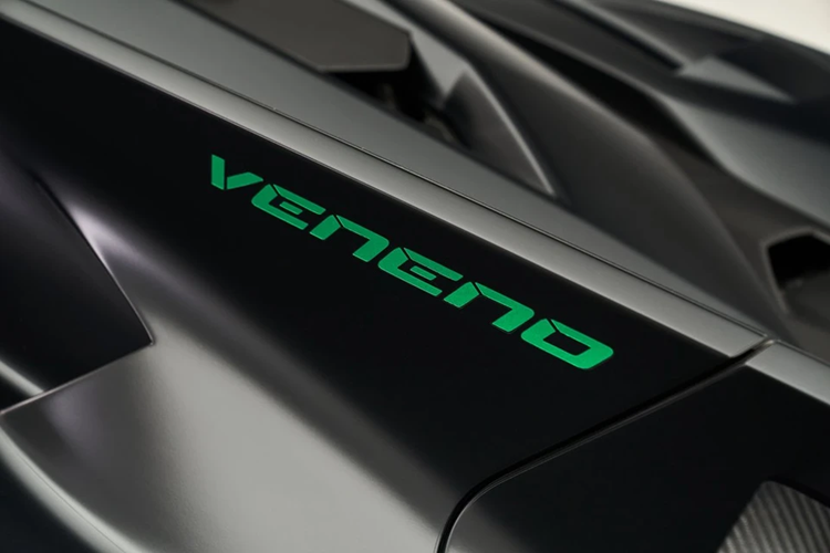 Tuy nhiên, động cơ này được cải tiến để tạo ra công suất tối đa 750 mã lực và mô-men xoắn cực đại 690 Nm. Siêu xe hàng hiếm này có thể tăng tốc từ vị trí xuất phát lên 100 km/h chỉ sau thời gian 2,9 giây trước khi đạt tốc độ tối đa 355 km/h.