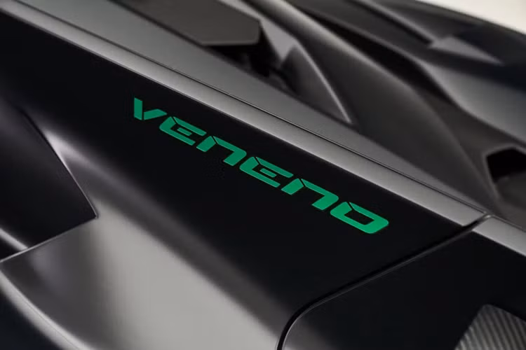 Tuy nhiên, động cơ này được cải tiến để tạo ra công suất tối đa 750 mã lực và mô-men xoắn cực đại 690 Nm. Siêu xe hàng hiếm này có thể tăng tốc từ vị trí xuất phát lên 100 km/h chỉ sau thời gian 2,9 giây trước khi đạt tốc độ tối đa 355 km/h.