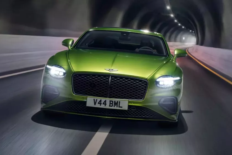 So với xe Bentley Continental GT thế hệ thứ 3 của Cường Đô la hay nhiều đại gia Việt mua trước đó, phiên bản hoàn toàn mới vừa về Việt Nam có sự thay đổi rất dễ nhận ra với 2 hốc gió bên hông thiết kế lại, lưới tản nhiệt vẫn như cũ cũng như hốc gió giữa.