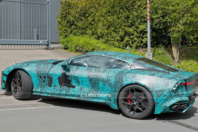 Gần đây, Aston Martin đã tiến hành chạy thử nghiệm Vanquish mới tại một số tuyến đường công cộng. Những hình ảnh được Carscoops chụp lại cho thấy mẫu siêu xe mới có kiểu dáng khá giống Aston Martin DB12, thể hiện ở các đường nét bo cong mềm mại dọc thân xe và lưới tản nhiệt cỡ lớn.