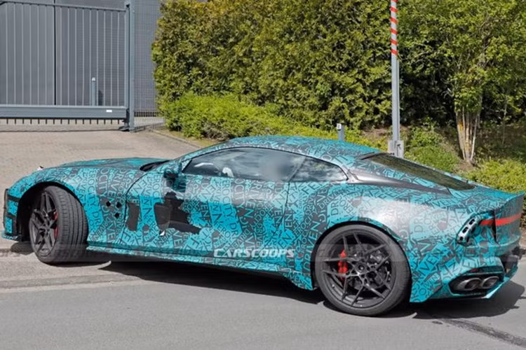 Gần đây, Aston Martin đã tiến hành chạy thử nghiệm Vanquish mới tại một số tuyến đường công cộng. Những hình ảnh được Carscoops chụp lại cho thấy mẫu siêu xe mới có kiểu dáng khá giống Aston Martin DB12, thể hiện ở các đường nét bo cong mềm mại dọc thân xe và lưới tản nhiệt cỡ lớn.