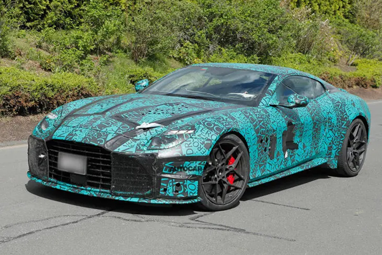 Để cải tiến công thức thành công của Aston Martin Vanquish động cơ 12 xi lanh, các kỹ sư của Aston Martin cho biết họ đã “tinh chỉnh từng giai đoạn của quá trình đốt trong”, với những cải tiến về phần cứng mang lại “hiệu suất và hiệu quả chưa từng có”.