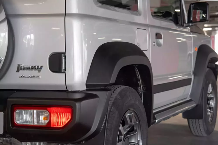 Nhìn về phía trước, Jimny nâng cấp dự kiến sẽ có hệ thống truyền động điện (hay còn gọi là hybrid) cho phép mẫu xe này quay trở lại thị trường châu Âu như một chiếc xe chở khách thay vì LCV. Suzuki cũng đã xác nhận rằng một chiếc Jimny hoàn toàn chạy bằng điện đang được phát triển, nhắm thẳng vào thị trường châu Âu.