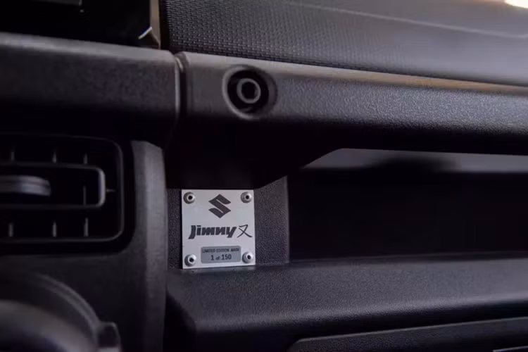 Suzuki Italia cho rằng đây là cái tên phù hợp cho phiên bản cuối cùng của Jimny hiện tại, thừa nhận rằng “đây có thể là cơ hội cuối cùng để mua xe trước khi tạm dừng vô thời hạn”. Công ty hy vọng thời gian tạm dừng này chỉ là tạm thời, chỉ trích các quy định của châu Âu vì “phạt xe nhẹ một cách bất công”.