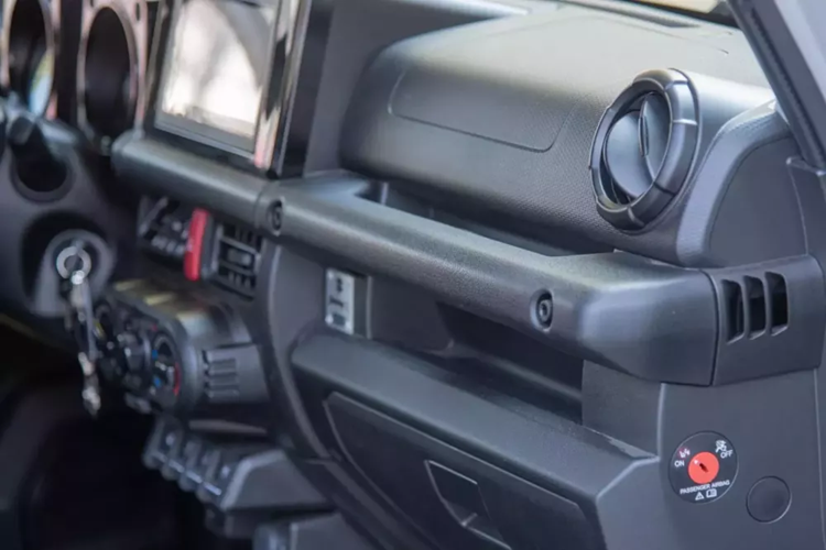 Giống như tất cả các xe Jimnys theo tiêu chuẩn EU kể từ năm 2021, phiên bản đặc biệt này chỉ có sẵn dưới dạng LCV hai chỗ ngồi do các quy định về khí thải. Dưới nắp ca-pô là động cơ 1,5 lít hút khí tự nhiên tiêu chuẩn, sản sinh công suất 101 mã lực và mô-men xoắn 130 Nm.