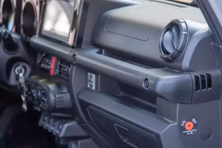 Giống như tất cả các xe Jimnys theo tiêu chuẩn EU kể từ năm 2021, phiên bản đặc biệt này chỉ có sẵn dưới dạng LCV hai chỗ ngồi do các quy định về khí thải. Dưới nắp ca-pô là động cơ 1,5 lít hút khí tự nhiên tiêu chuẩn, sản sinh công suất 101 mã lực và mô-men xoắn 130 Nm.