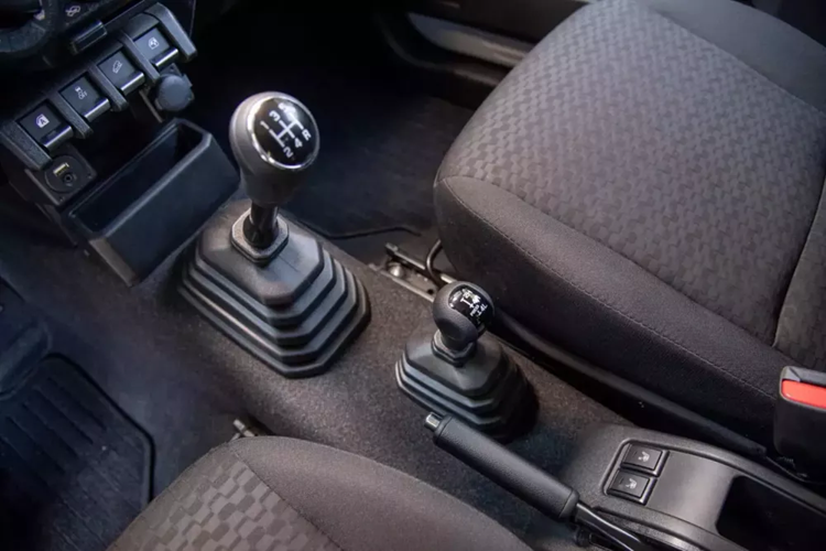 Công suất được truyền đến cả bốn bánh xe thông qua hộp số sàn 5 cấp. Tên “Mata” có nghĩa là “một lần nữa, vượt qua” trong tiếng Nhật, và thường được sử dụng trong thành ngữ Mata-ne, hay “hẹn gặp lại sớm”.