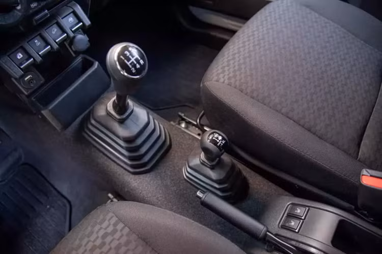 Công suất được truyền đến cả bốn bánh xe thông qua hộp số sàn 5 cấp. Tên “Mata” có nghĩa là “một lần nữa, vượt qua” trong tiếng Nhật, và thường được sử dụng trong thành ngữ Mata-ne, hay “hẹn gặp lại sớm”.