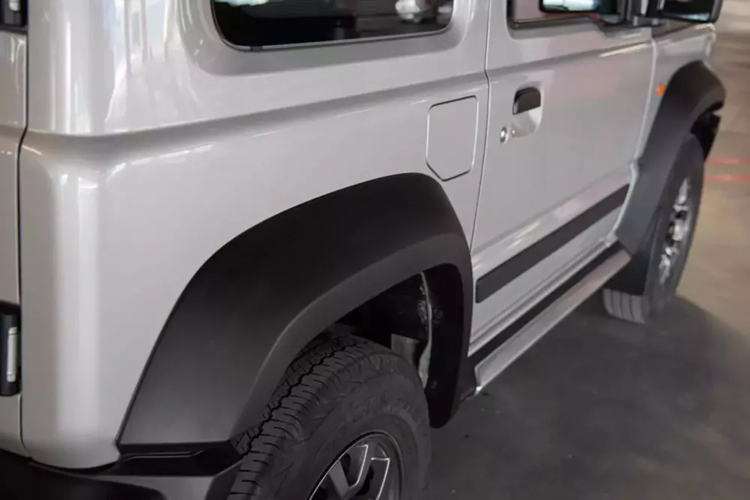 Không giống như Jimny tiêu chuẩn, Mata nhận được một bộ tinh chỉnh hình ảnh tinh tế nhưng có tác động mạnh mẽ và các phụ kiện chắc chắn nhằm tăng cường sức hấp dẫn hoài cổ của nó. Ngoại thất của Mata nổi bật với lớp hoàn thiện hai tông màu kết hợp giữa Metallic Siberian Silver với các điểm nhấn màu đen mờ trên nắp ca-pô, trụ và mái xe.