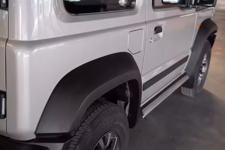 Không giống như Jimny tiêu chuẩn, Mata nhận được một bộ tinh chỉnh hình ảnh tinh tế nhưng có tác động mạnh mẽ và các phụ kiện chắc chắn nhằm tăng cường sức hấp dẫn hoài cổ của nó. Ngoại thất của Mata nổi bật với lớp hoàn thiện hai tông màu kết hợp giữa Metallic Siberian Silver với các điểm nhấn màu đen mờ trên nắp ca-pô, trụ và mái xe.