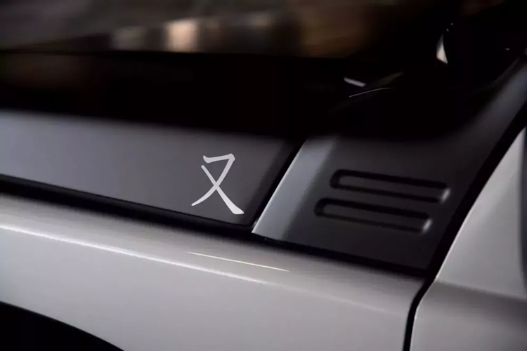 Phần đầu xe có lưới tản nhiệt Suzuki cổ điển. Tấm chắn bùn kiểu nhôm phù hợp với các tấm ốp hông, tương phản với lớp hoàn thiện bằng nhựa không sơn của cản và phần mở rộng chắn bùn. Bên sườn có các sọc bảo vệ trên cửa và một bộ chắn bùn. Jimny Mata chạy trên bánh xe hợp kim 15 inch , với một bộ bổ sung được cung cấp để sử dụng với lốp xe mùa đông.