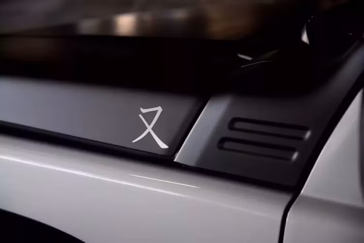 Phần đầu xe có lưới tản nhiệt Suzuki cổ điển. Tấm chắn bùn kiểu nhôm phù hợp với các tấm ốp hông, tương phản với lớp hoàn thiện bằng nhựa không sơn của cản và phần mở rộng chắn bùn. Bên sườn có các sọc bảo vệ trên cửa và một bộ chắn bùn. Jimny Mata chạy trên bánh xe hợp kim 15 inch , với một bộ bổ sung được cung cấp để sử dụng với lốp xe mùa đông.