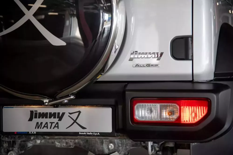 Chưa có mức giá xe Suzuki Jimny Mata 2024, nhưng có tin đồn rằng một phiên bản xe bán tải cũng có thể đang được phát triển, mở rộng danh mục sản phẩm của Jimny để bao gồm nhiều hơn là chỉ thân xe ba cửa quen thuộc và thân xe SUV năm cửa mới ra mắt.