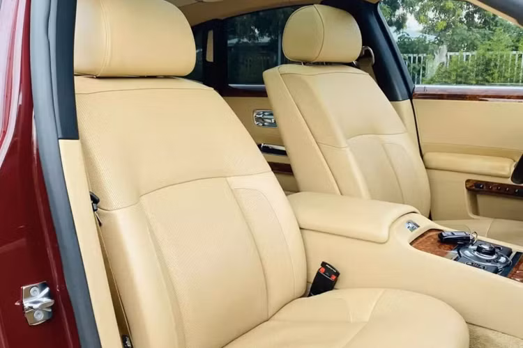 Ở màu sơn, chiếc xe siêu sang Rolls-Royce Ghost này được hoàn thiện với tông màu đỏ mận điểm nhấn là nhiều chi tiết mạ crôm sáng bóng, cũng như bộ mâm đa chấu sơn bạc, nhưng quan trọng hơn, phần nắp capô kéo dài lên các mép cửa kính, và xuống lưới tản nhiệt, đều được dán màu đồng tạo điểm nhấn.