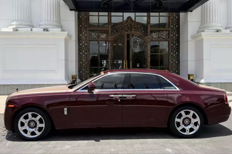Động cơ kết hợp cùng hộp số tự động ZF 8 cấp, nhờ đó, Rolls-Royce Ghost mất khoảng 5 giây để tăng tốc lên 100 km/h từ vị trí xuất phát. Vận tốc tối đa 250 km/h.