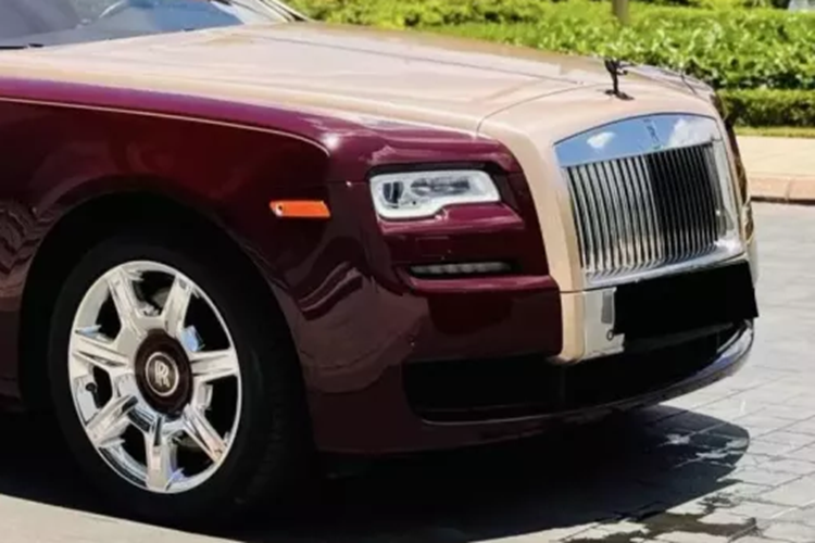 Chẳng hạn như chiếc xe siêu sang Rolls-Royce Ghost trong bài viết này, xe thuộc đời 2010, tức là 1 trong các xe đầu tiên được nhập về nước và sau 14 năm, xe chạy hơn 51.000 km, đang được chào bán chỉ khoảng hơn 5 tỷ đồng, mức giá này còn kém 1 tỷ đồng so với các xe Porsche 911 lướt đang rao bán.