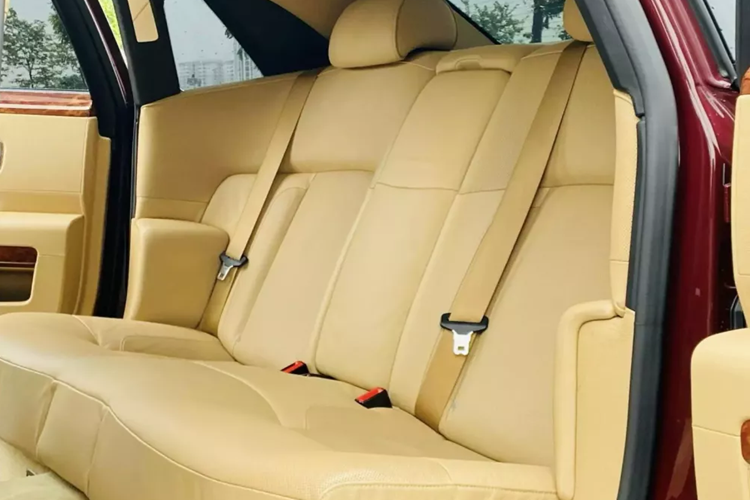 Dòng xe siêu sang Rolls-Royce Ghost giớ đây đã bước sang thế thứ 2 với ước tính trên 20 chiếc đã có mặt tại Việt Nam với 3 bản là tiêu chuẩn, trục cơ sở kéo dài và Black Badge. Mức giá của Rolls-Royce Ghost thế hệ mới từ 33 tỷ đồng đến 41 tỷ đồng.