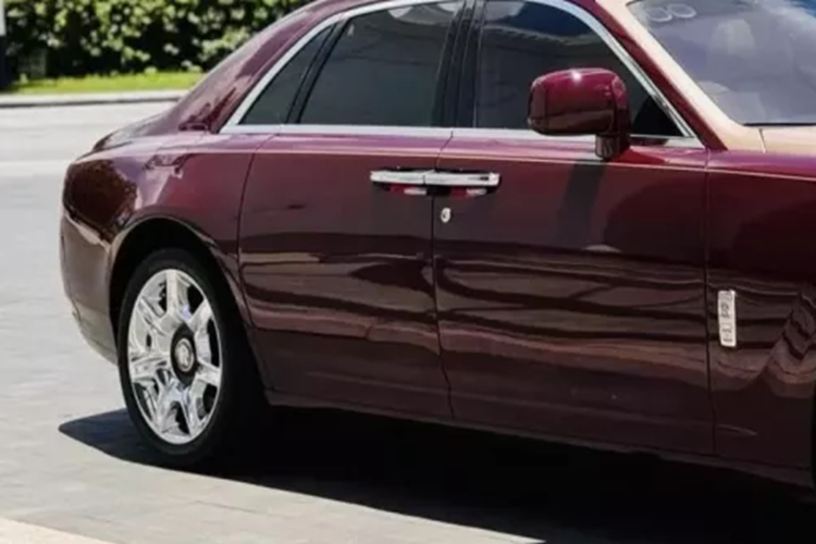 Chiếc xe siêu sang Rolls-Royce Ghost thế hệ đầu tiên được trang bị động cơ V12, dung tích 6,6 lít, tăng áp kép, cho công suất tối đa 562 mã lực và mô-men xoắn cực đại 780 Nm.