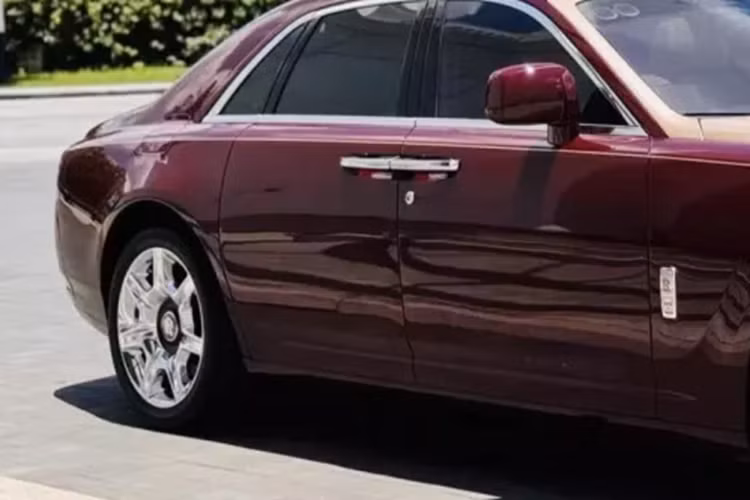 Chiếc xe siêu sang Rolls-Royce Ghost thế hệ đầu tiên được trang bị động cơ V12, dung tích 6,6 lít, tăng áp kép, cho công suất tối đa 562 mã lực và mô-men xoắn cực đại 780 Nm.