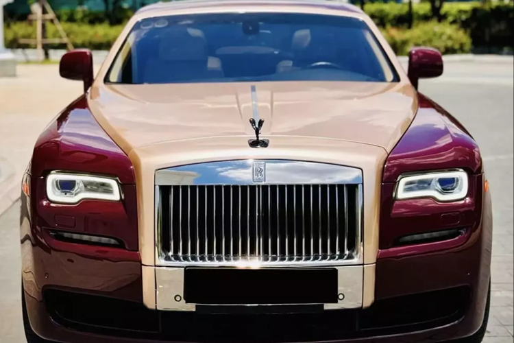 Và bây giờ là năm 2024, và hình ảnh 1 người bước xuống chiếc xe siêu sang Rolls-Royce Ghost chạy 14 năm vẫn rất là khác biệt, xa hoa, nhưng giá bán thì lại rất hời, cụ thể, chỉ từ 5 tỷ đồng, người ta đã có thể sở hữu 1 chiếc xe siêu sang đẳng cấp nhất thế giới.