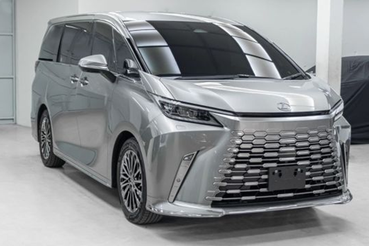 Bên trên lưới tản nhiệt còn có thêm một khe gió hẹp nằm giữa 2 đèn pha. Bản thân cụm đèn pha của Lexus LM 2024 cũng được làm mới thiết kế. Cụm đèn pha với 3 bóng LED này vẫn có thiết kế sắc sảo như trước nhưng đi kèm 2 dải đèn LED định vị ban ngày hình chữ “L” thay vì 1 như thế hệ cũ.