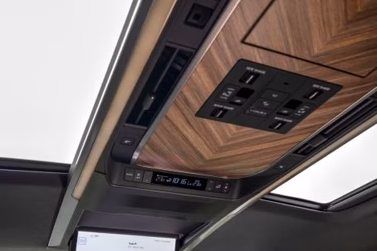 Ghế lái chỉnh điện 12 hướng/làm mát/nhớ vị trí, điều hòa tự động 4 vùng, hệ thống lọc không khí, cửa sổ trời, sạc điện thoại không dây, hỗ trợ kết nối Apple CarPlay/Android Auto không dây và hệ thống định vị dẫn đường với bản đồ Việt Nam.