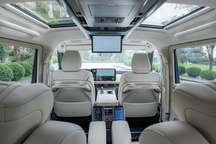 Bên trong cabin, Lexus LM thế hệ mới bản 6 chỗ có dàn ghế mới với hàng ghế trước được thiết kế để ôm sát người dùng, mang lại cảm giác thoải mái và an toàn hơn. Với cấu hình 6 chỗ, xe sở hữu hàng ghế thứ 2 chỉnh điện và hàng ghế thứ 3 chỉnh cơ 4 hướng.