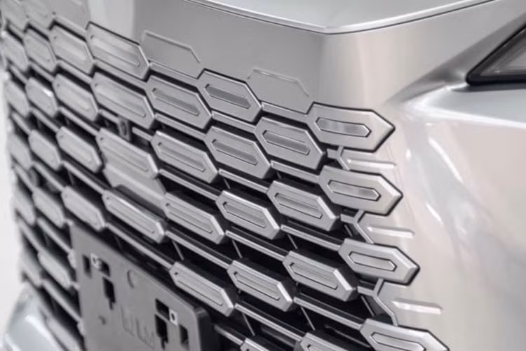 Về ngoại thất, phiên bản 6 chỗ và 4 chỗ không khác gì nhau. Đầu xe Lexus LM gây ấn tượng với lưới tản nhiệt cỡ lớn hình con suốt đặc trưng của Lexus. Lưới tản nhiệt này kéo dài xuống cản trước và có mắt lưới mới, tương tự người anh em Lexus RX 2023.