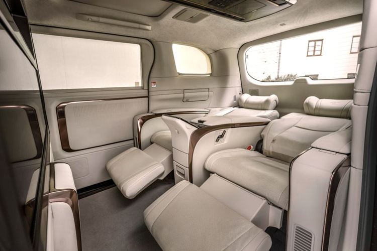 Tựa tay được làm từ magie và có bề mặt bọc giúp “cải thiện kết cấu, cung cấp chức năng chống trơn trượt và chống trầy xước”. Dù ở cấu hình nào, Lexus LM 2024 cũng được trang bị vô lăng 3 chấu mới, bảng đồng hồ kỹ thuật số nối liền với màn hình cảm ứng trung tâm 14 inch