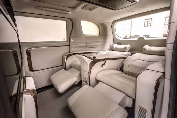 Tựa tay được làm từ magie và có bề mặt bọc giúp “cải thiện kết cấu, cung cấp chức năng chống trơn trượt và chống trầy xước”. Dù ở cấu hình nào, Lexus LM 2024 cũng được trang bị vô lăng 3 chấu mới, bảng đồng hồ kỹ thuật số nối liền với màn hình cảm ứng trung tâm 14 inch