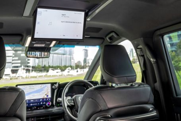 Cung cấp sức mạnh cho Lexus LM 500h 2024 tại Việt Nam là hệ truyền động hybrid, bao gồm máy xăng tăng áp, dung tích 2.4L và 2 mô-tơ điện nằm trên hai cầu, tạo ra công suất tổng cộng 363 mã lực. Xe sở hữu pin niken-hyđrua kim loại, hộp số tự động 6 cấp và hệ dẫn động 4 bánh toàn thời gian Direct4.